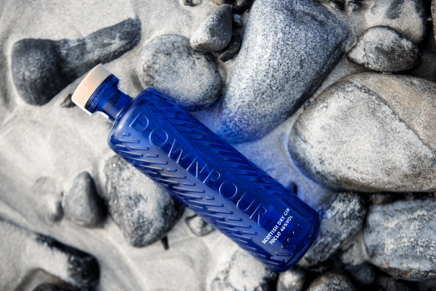 downpour gin Spirituosenflasche Vetroelite Vorderseite downpour gin Spirituosenflasche Vetroelite Vorderseite